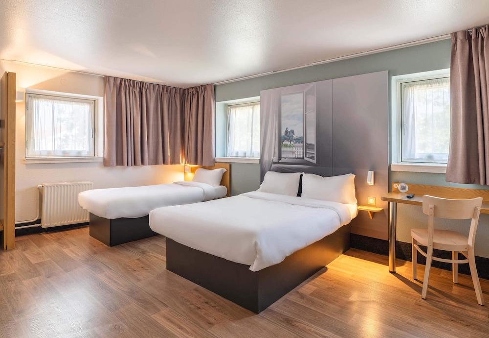 ROOM, TRIPLE, 1 DOUBLE AND 1 SINGLE BED, ACCESSIBLE