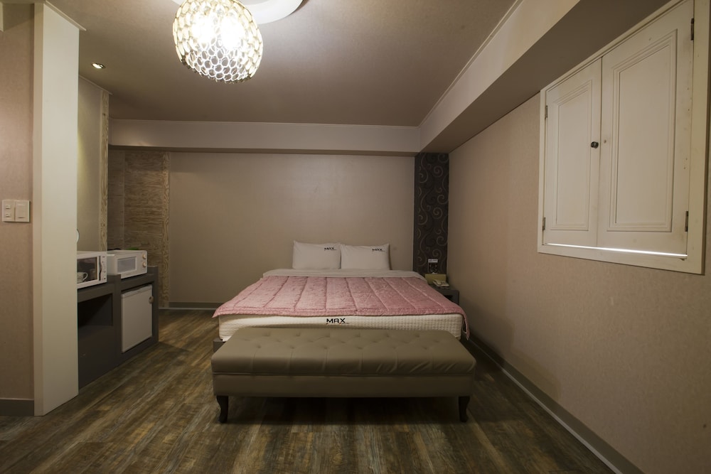 Max Motel 28/66