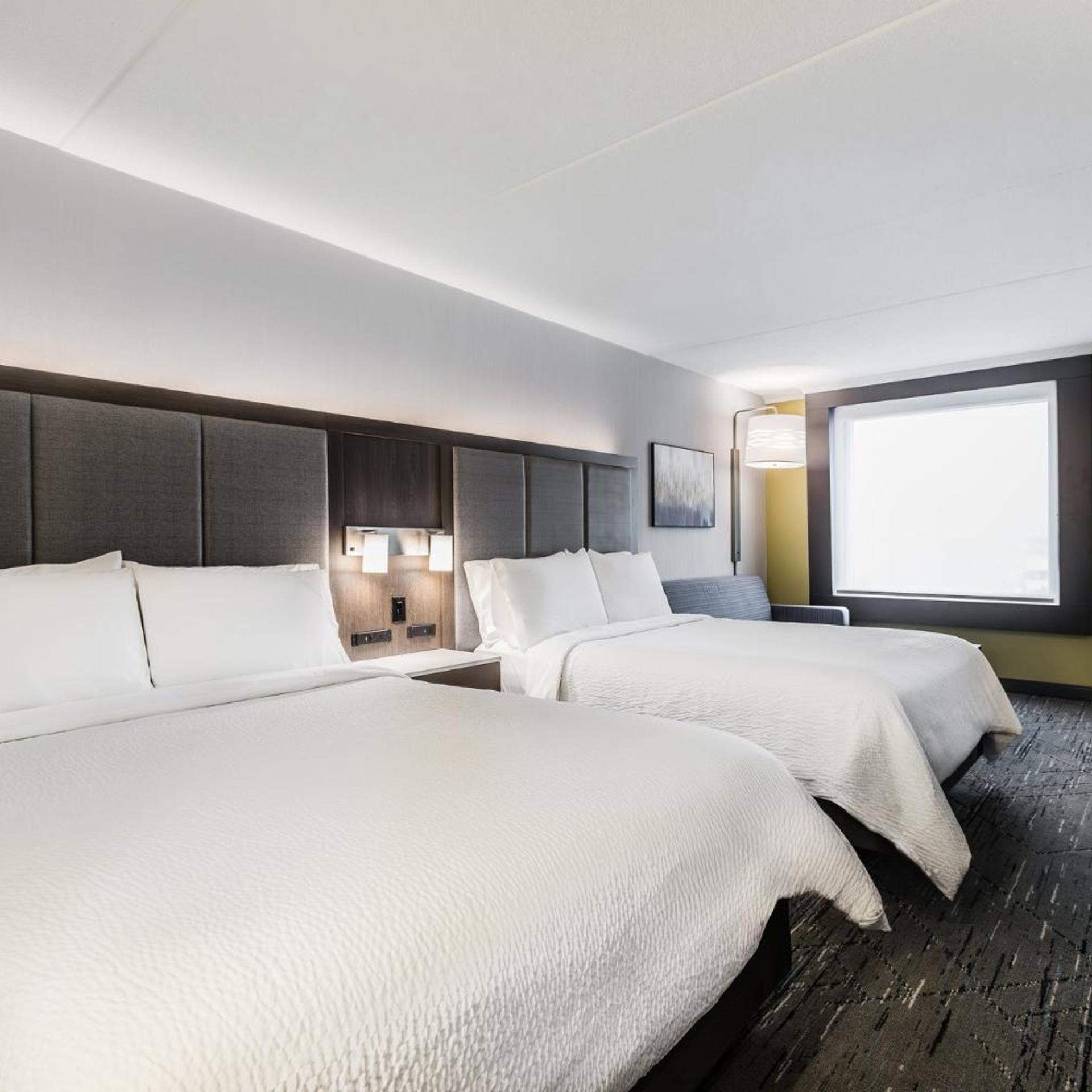 Standard, King Bed, 2 Queen Beds, Runway View