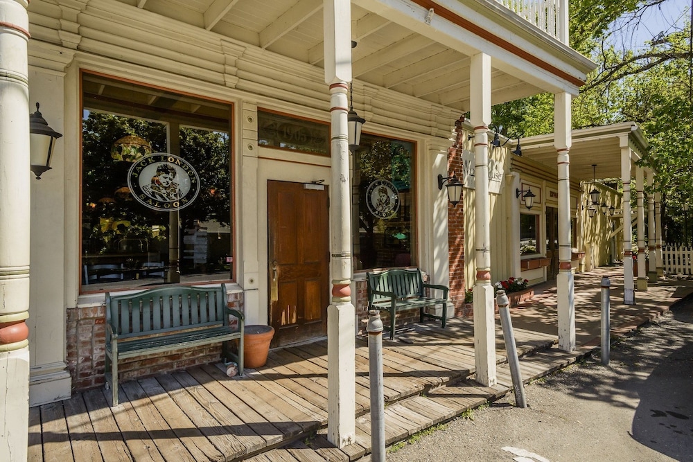 The Jack London Lodge 25/45