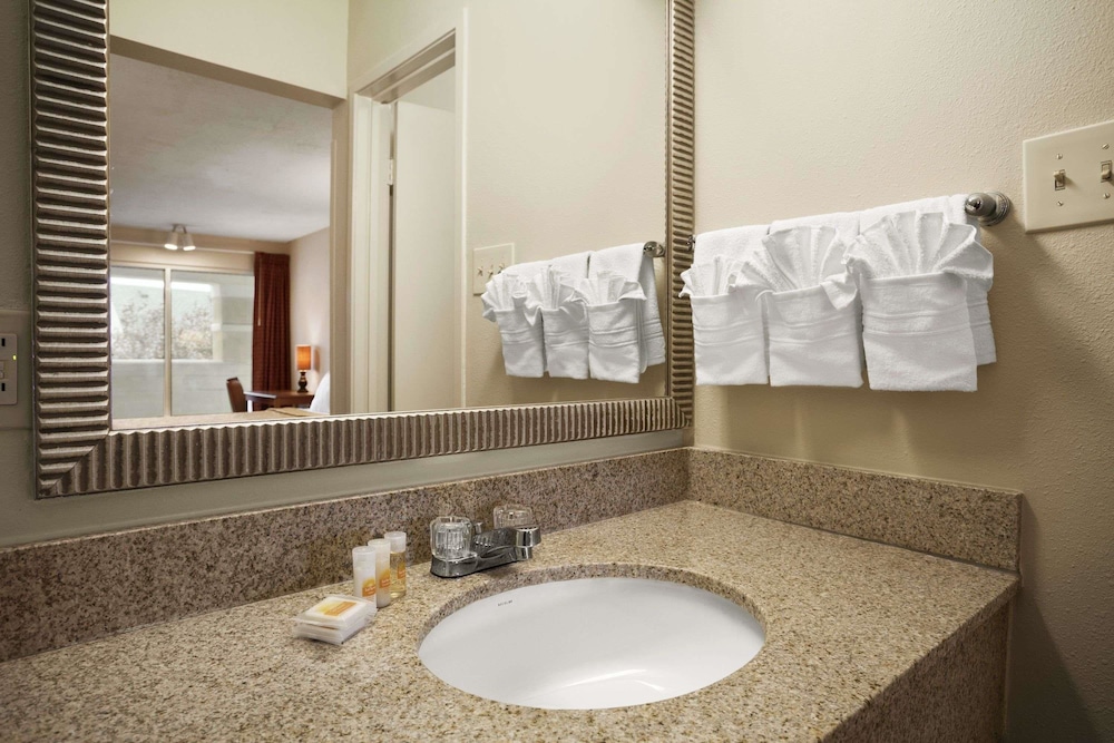 Days Inn By Wyndham Alexandria 10/19