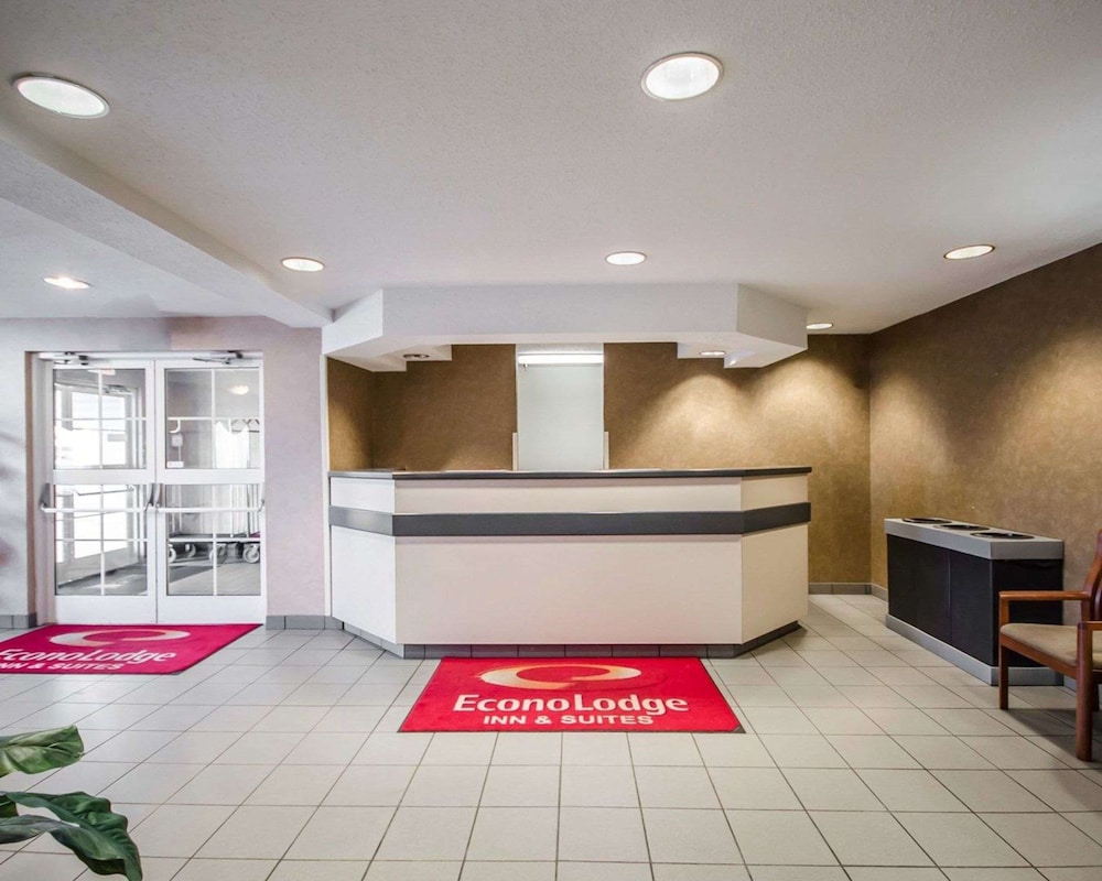 Econo Lodge Inn & Suites Evansville East 3/40
