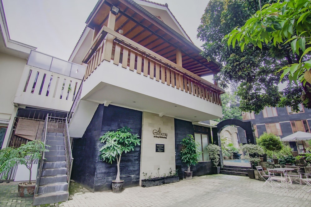 OYO 90094 Gayatri Residence 2/30