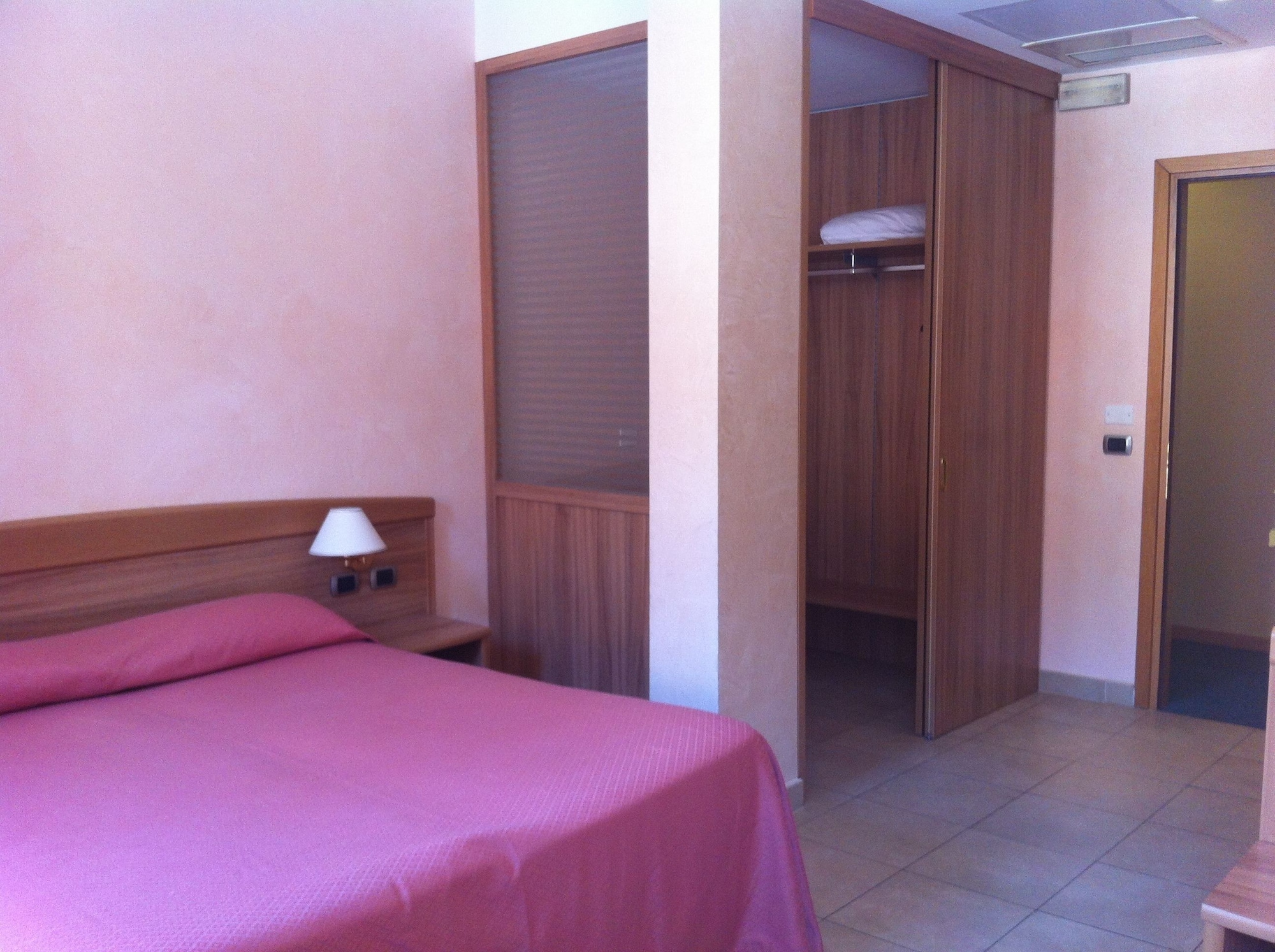 ROOM, QUADRUPLE