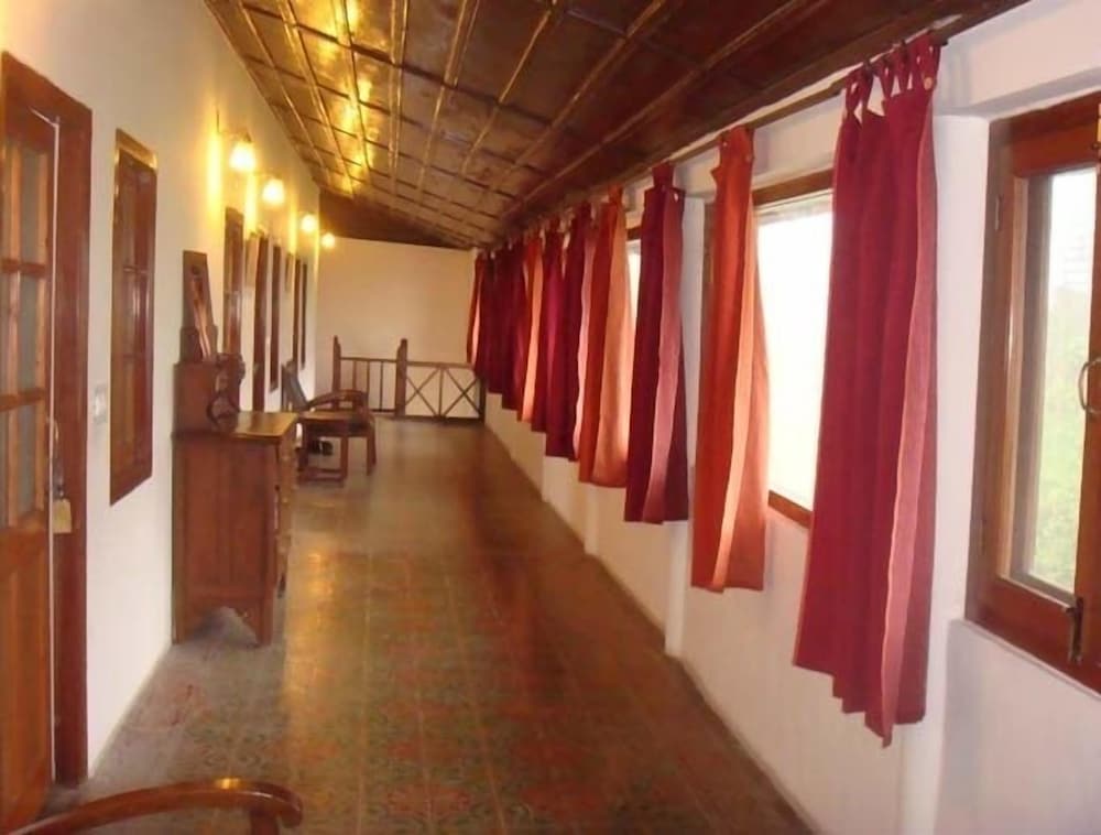 HOTEL HIMALAYAN CLUB 39/48