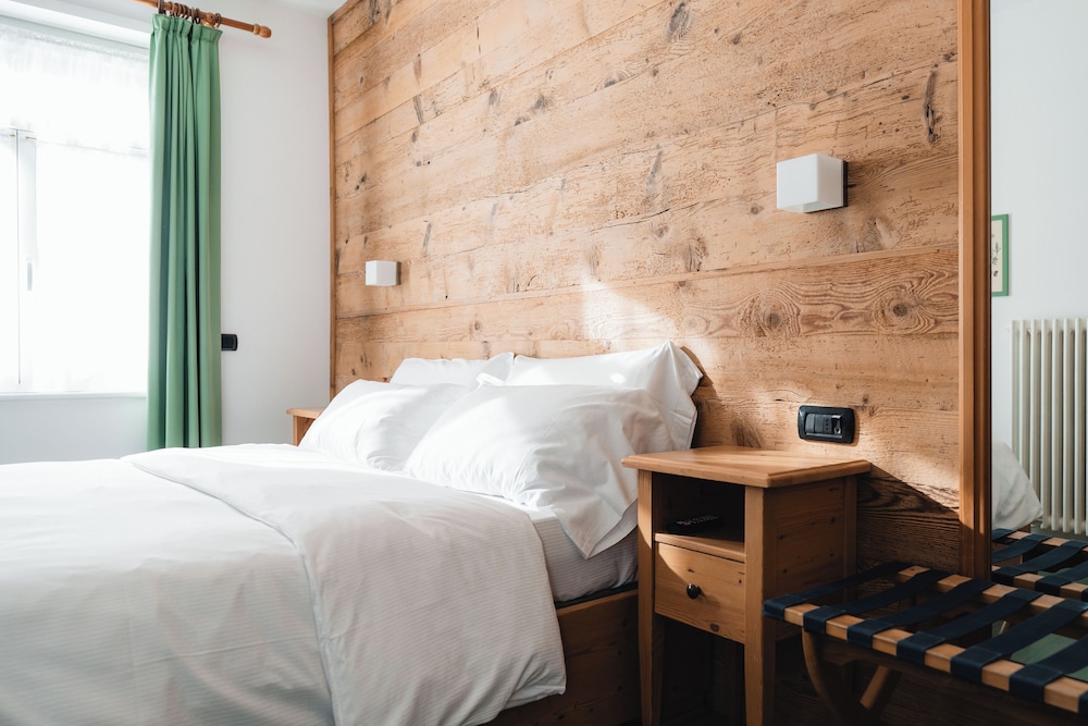 Junior Suite, 1 Double and 1 Single Bed, Hotel Oasi 4/6