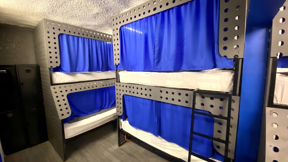 Roomies Hostel Condesa 7/25