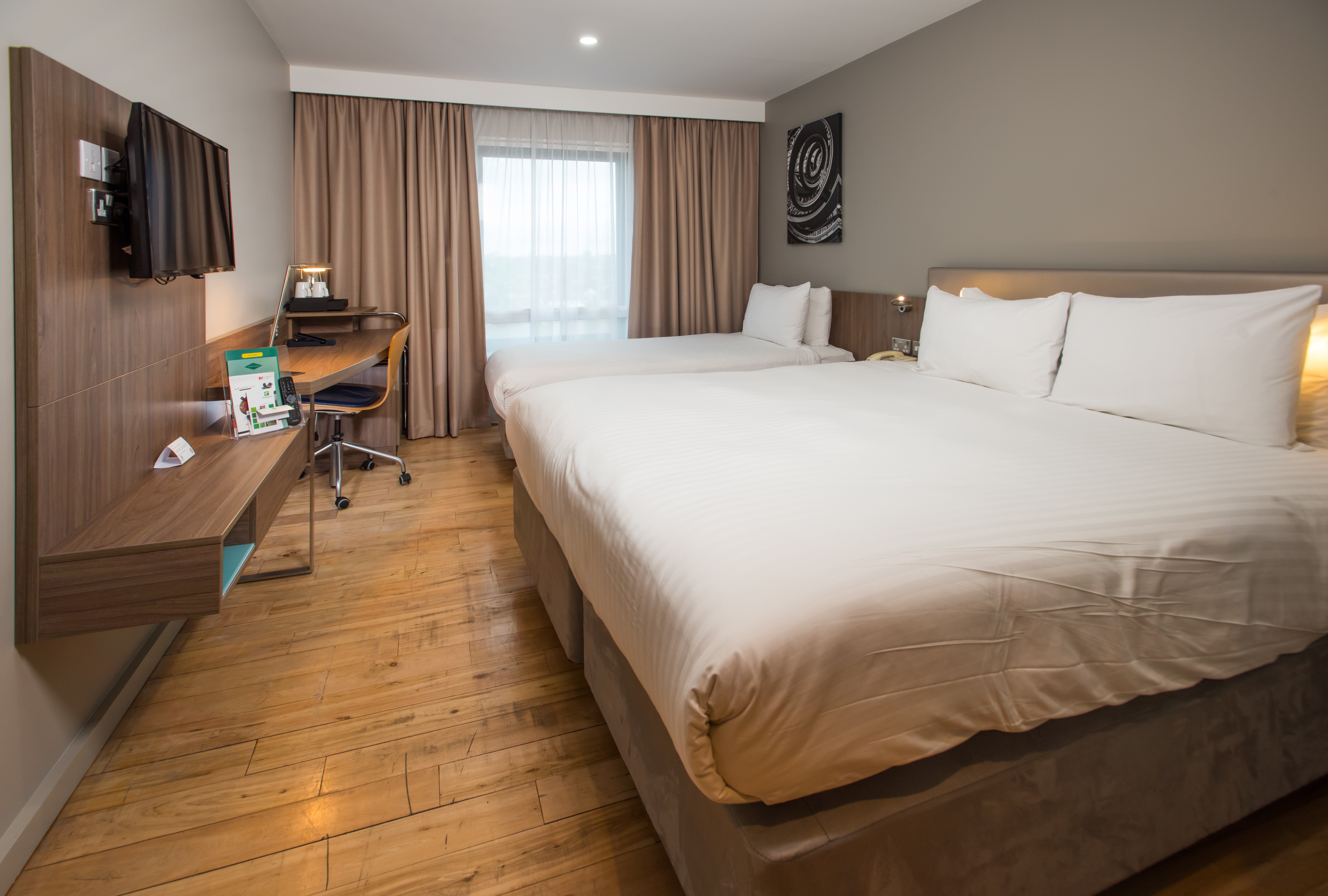 Holiday Inn London West 25/75
