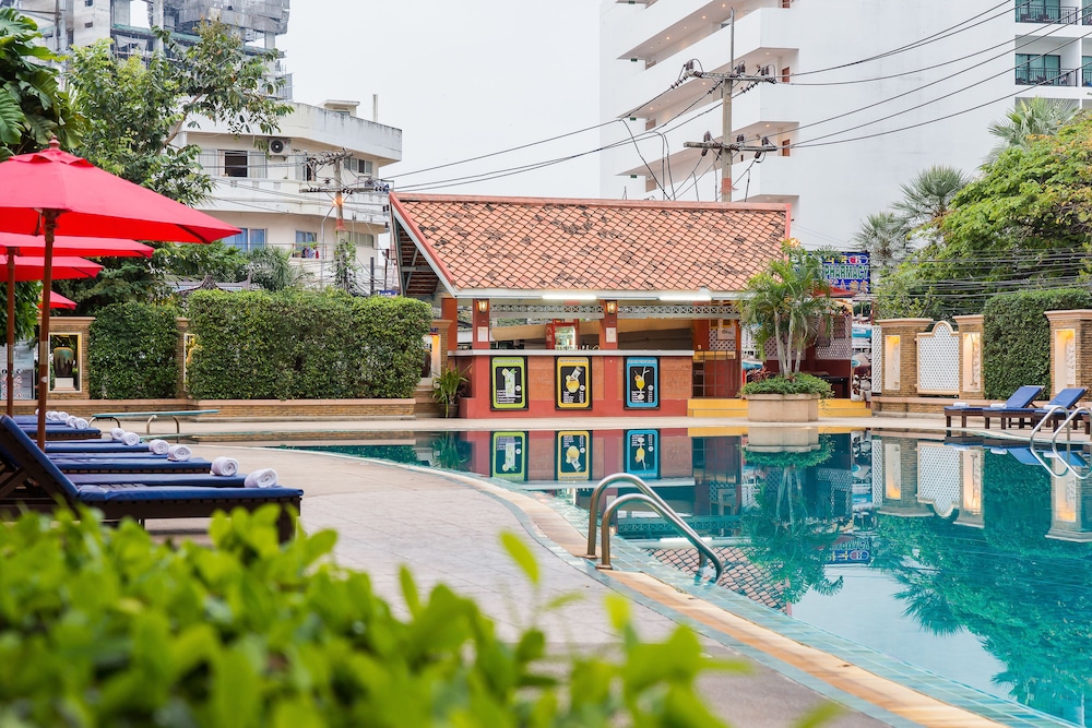 Mountain Beach Hotel 66/73