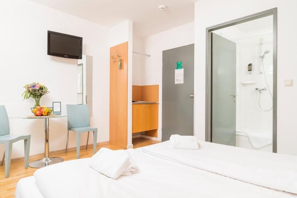 ROOM, DOUBLE BED