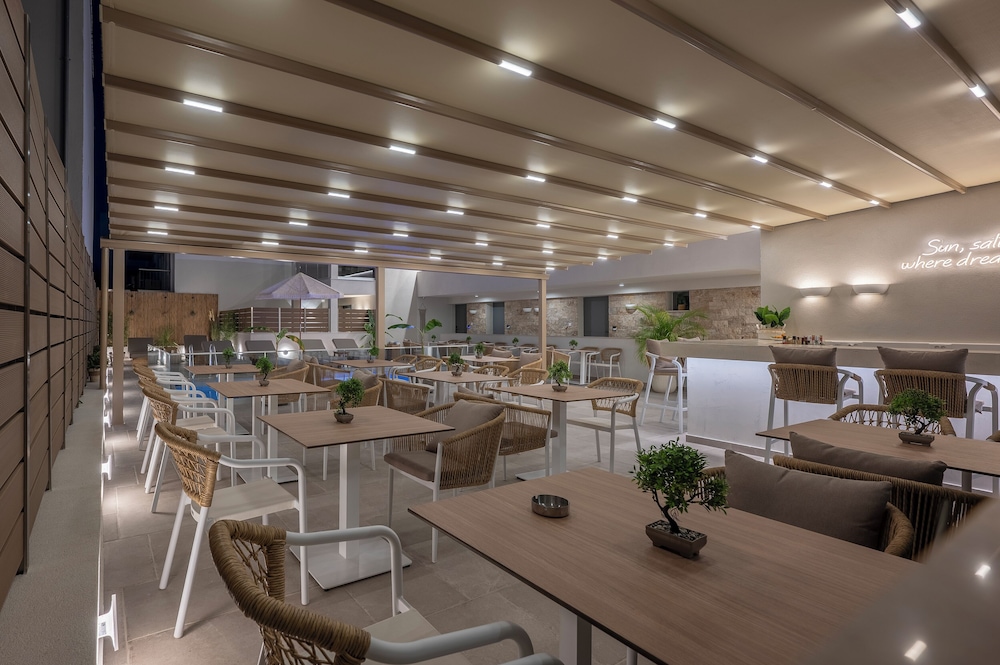 Sandy Seaside Suites 58/66
