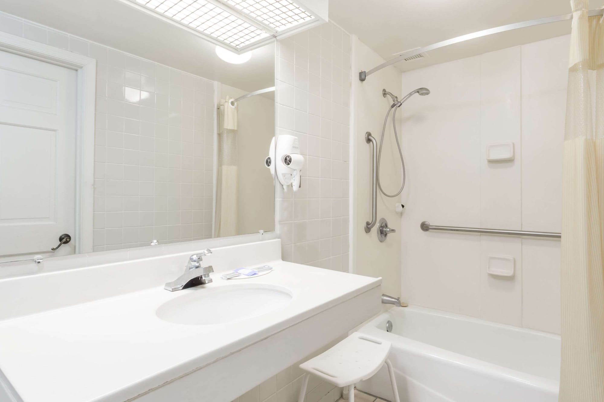 غرفة بسريرين مزدوجين، Days Inn by Wyndham Petersburg/South Fort Lee 7/9