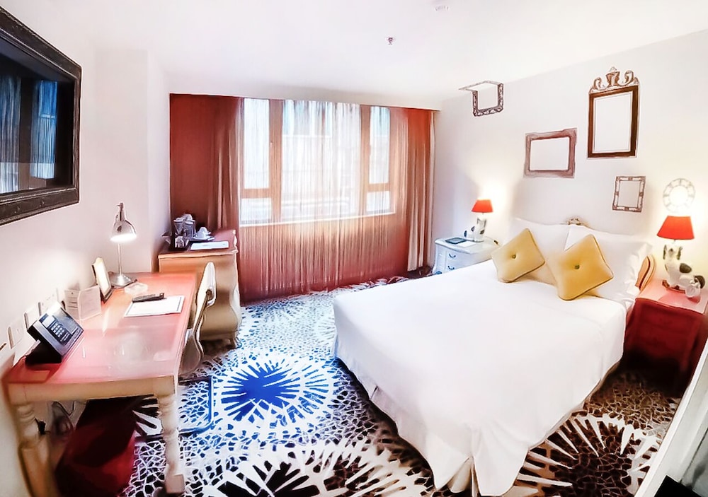 The Luxe Manor Hotel 8/41