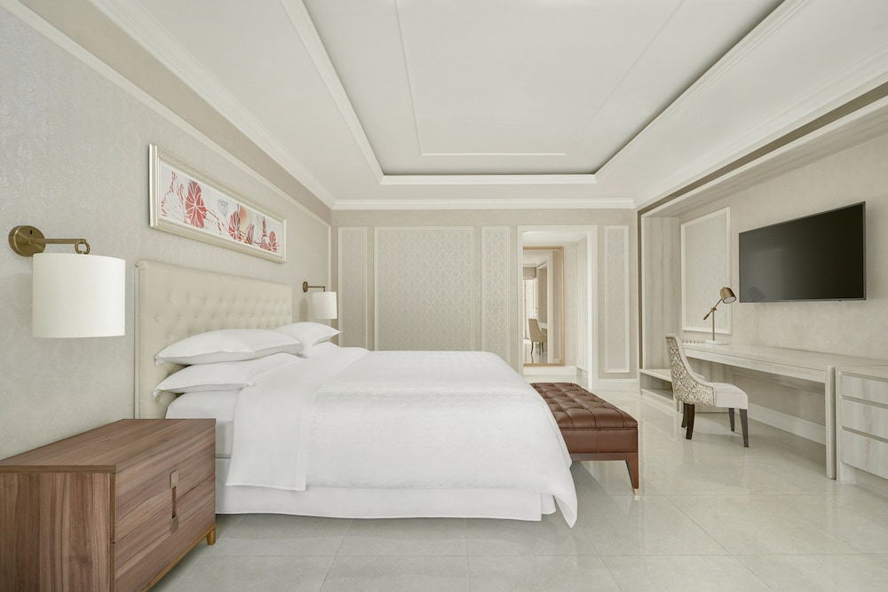 Sheraton Grand Danang Beach Resort and Spa 13/47