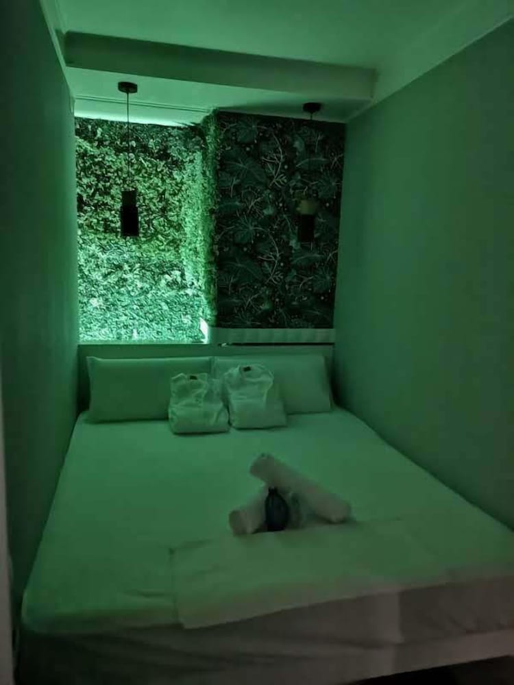 Mini, Queen Bed, Shared Bathroom