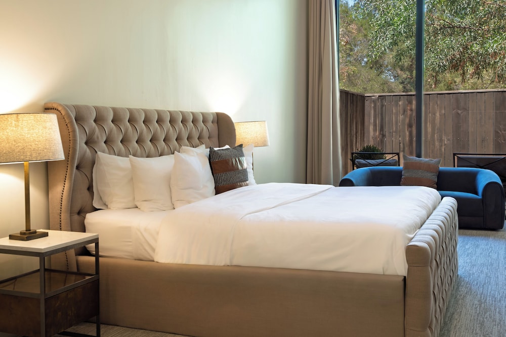 غرفة بريميير بسرير كينج بإطلالة على المسبح، Calamigos Ranch Resort & Spa 2/3