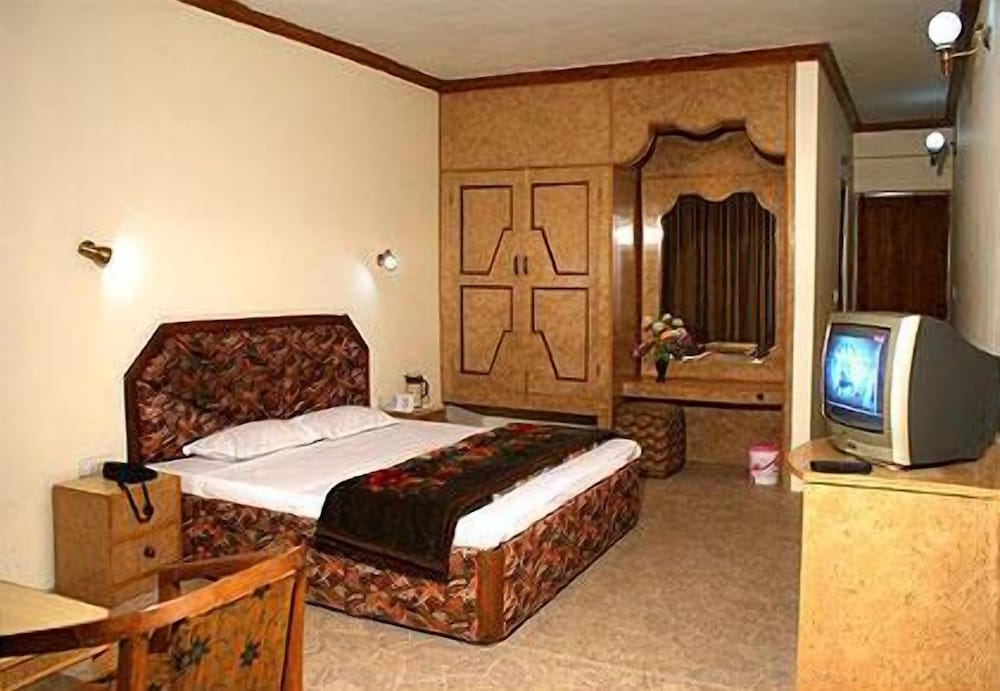 GLACIER RESORT. 17/59