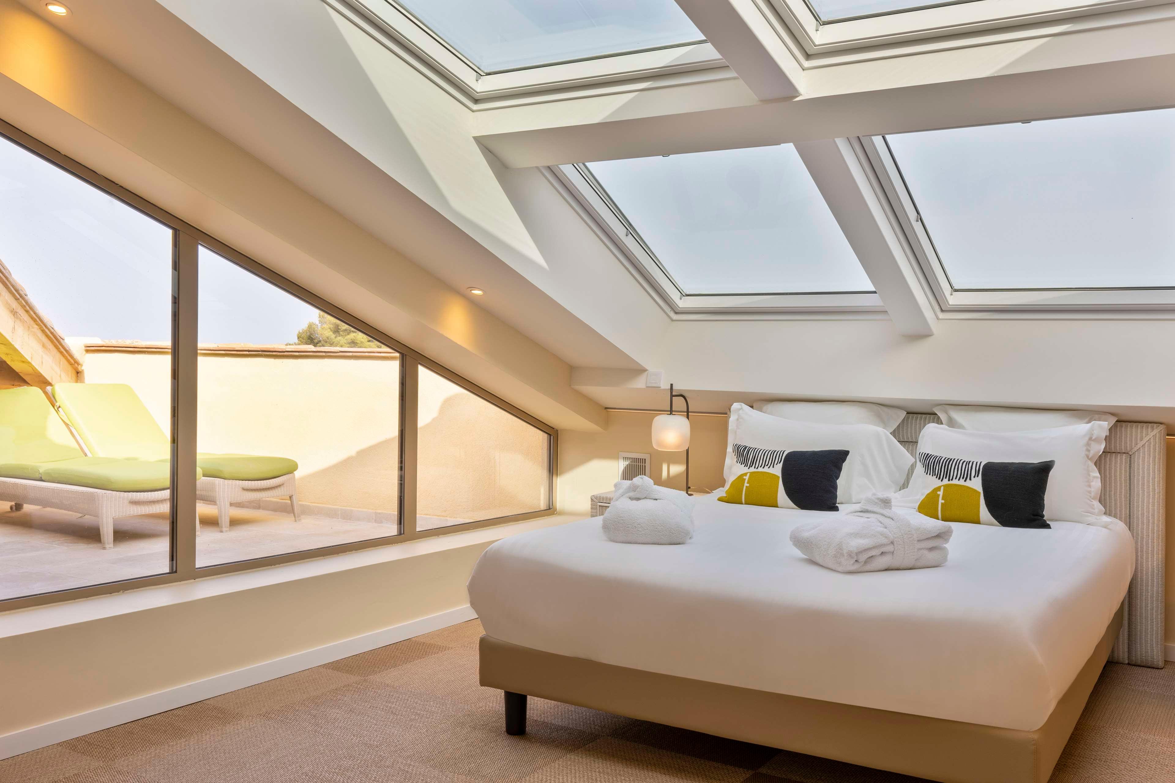 2 Bedrooms, Roof Top, Suite, Queen and Twin Beds, Sea View, Bathtub
