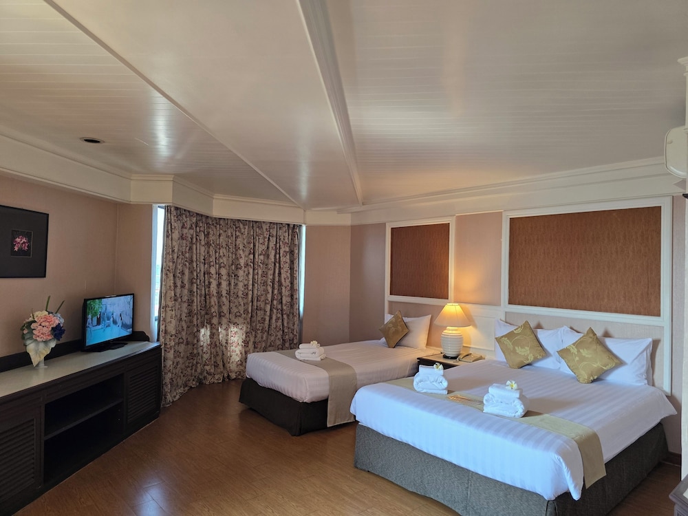 First Pacific Cirrus Hotel 22/50
