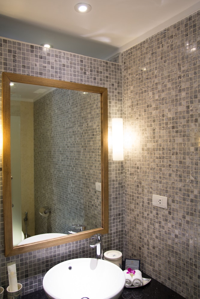 Bespoke Trendy Hotel Hanoi 50/50