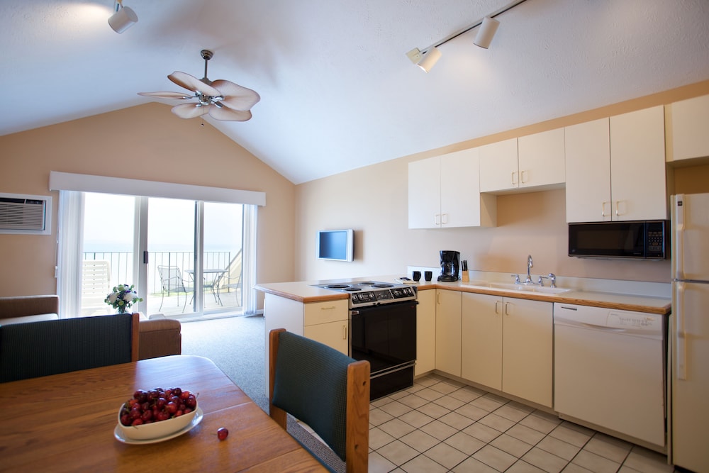 Pointes North Beachfront Hotel 53/72
