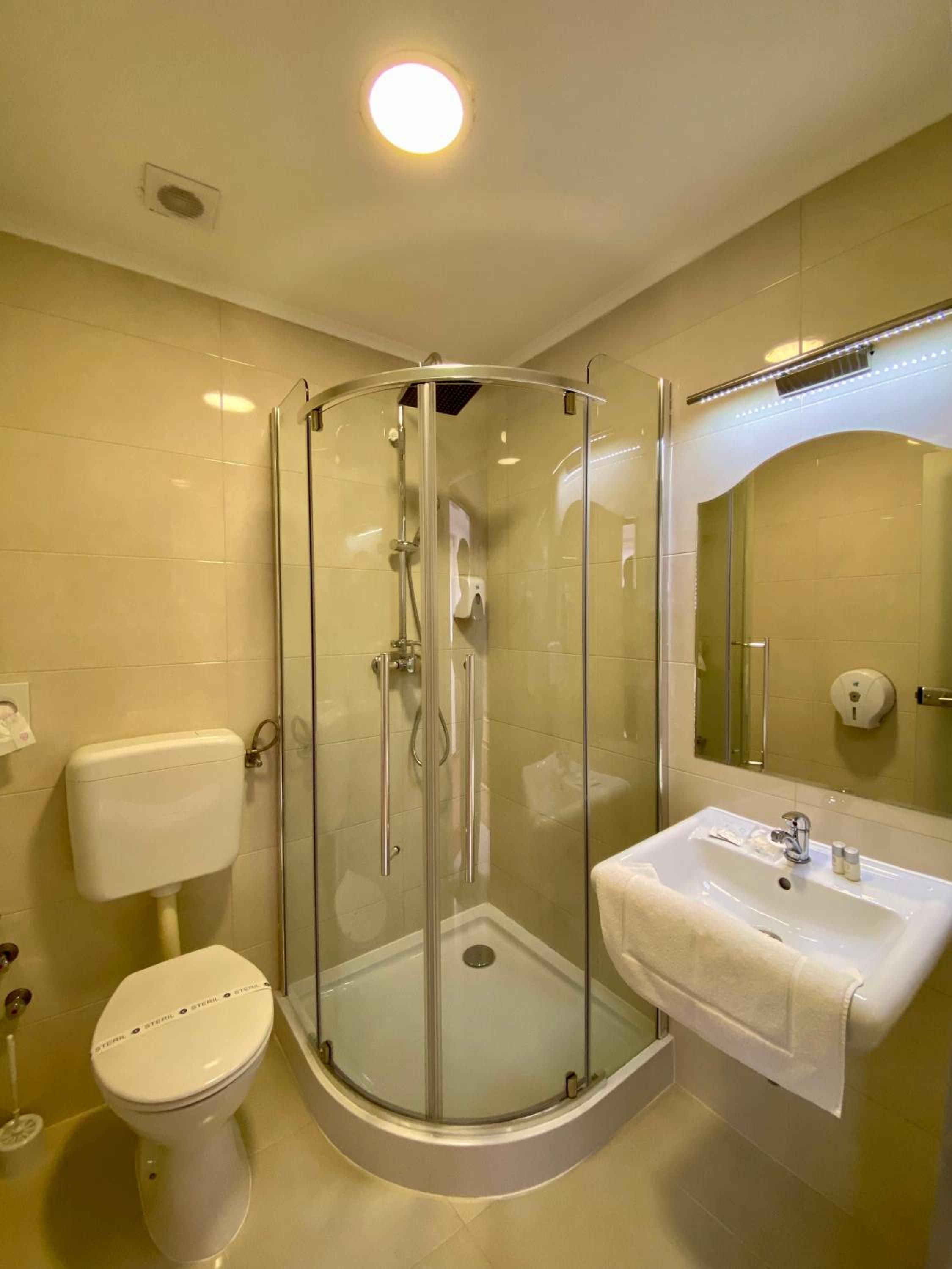 OPERA16 Guestrooms 37/37