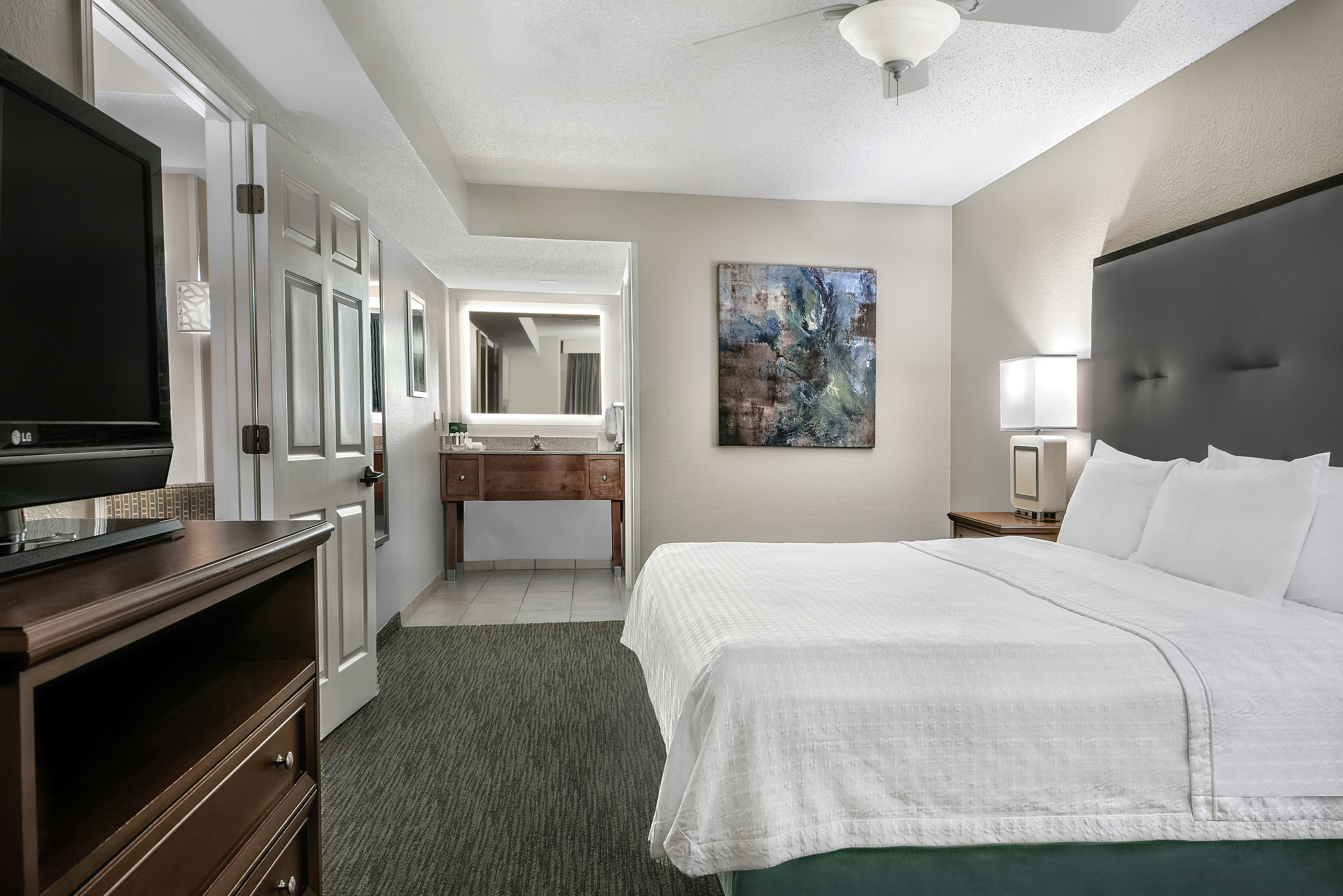 SUITE, KING BED, ACCESSIBLE
