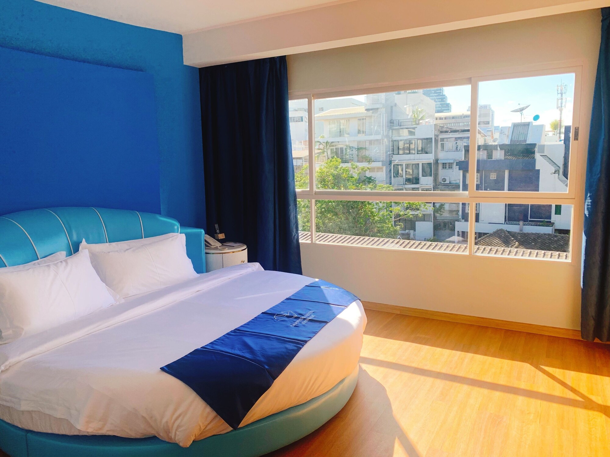 SPECIAL, ROUND BED