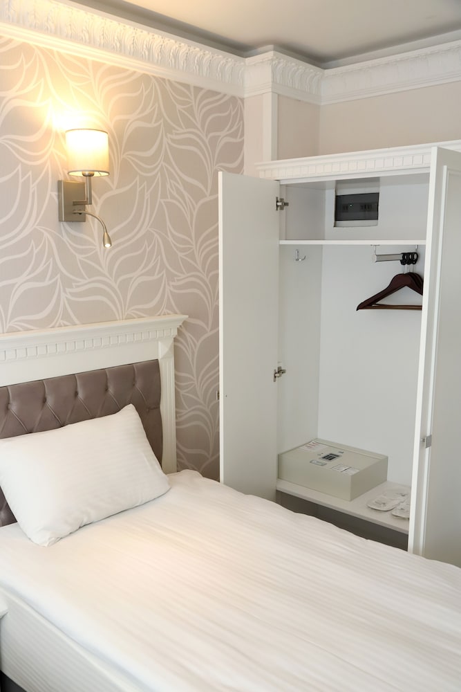Novus Hotel 7/22