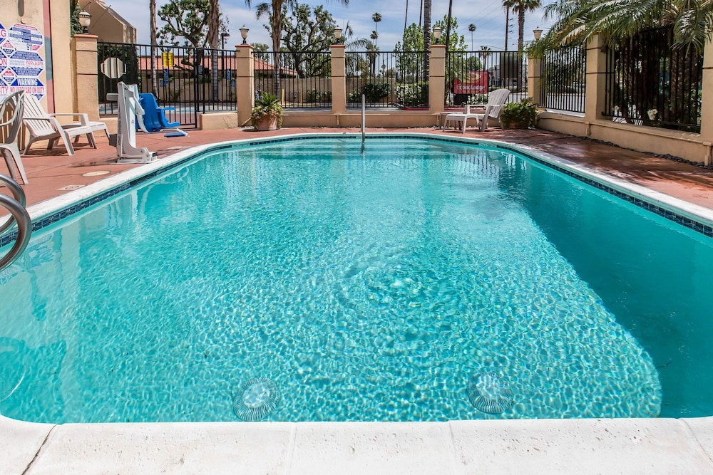 Econo Lodge Inn & Suites Riverside Corona 1/34