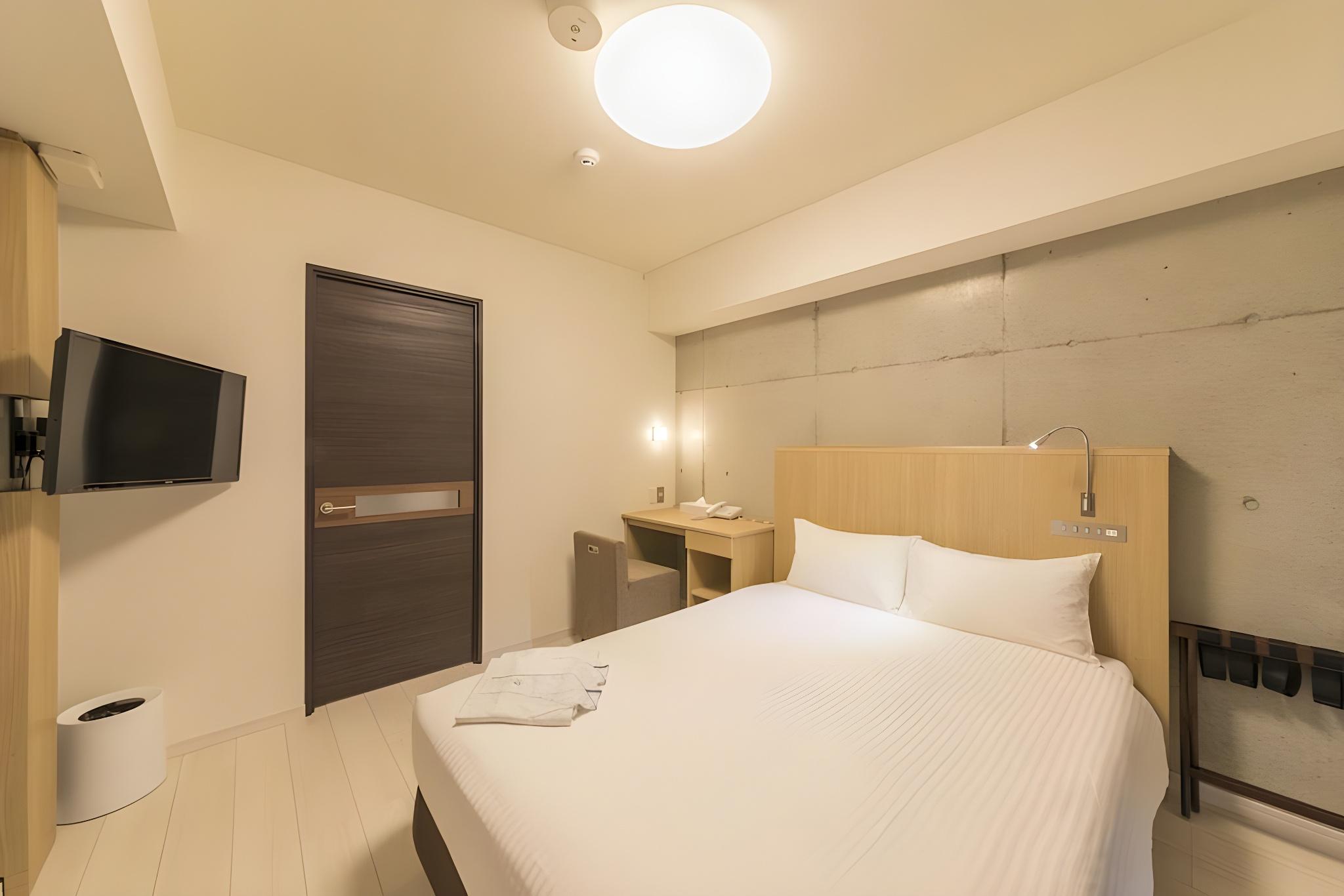 Room, King Bed, Condominium Building