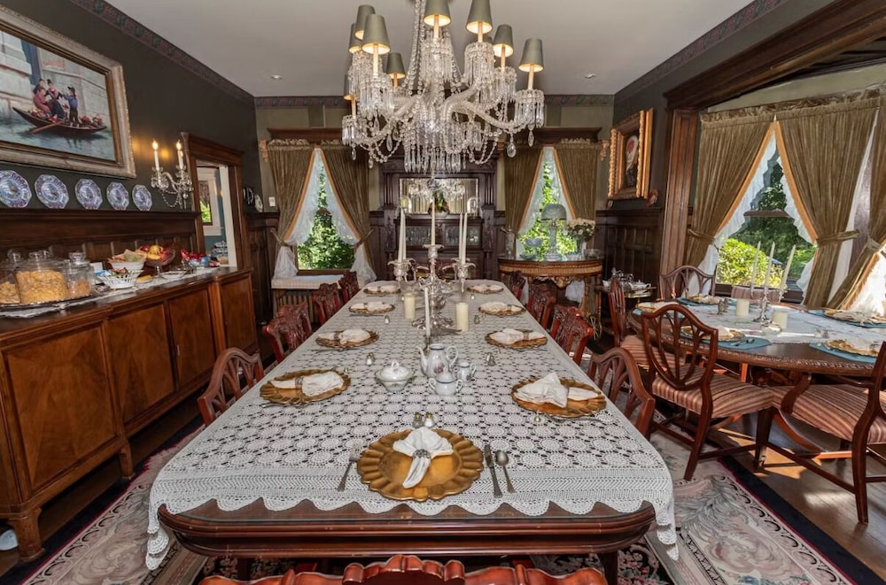 South Broadway Manor Bed and Breakfast 54/72