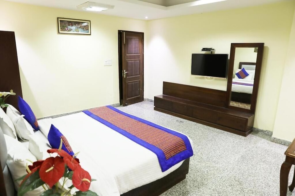 Hotel The Paramont Delhi 35/50