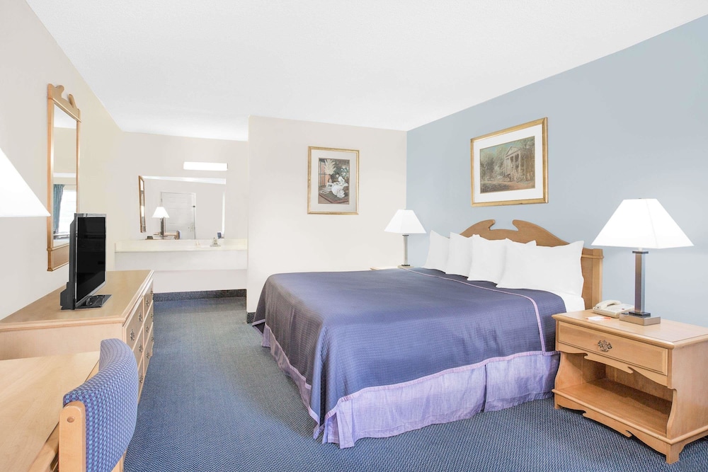 Howard Johnson by Wyndham Staunton 16/34