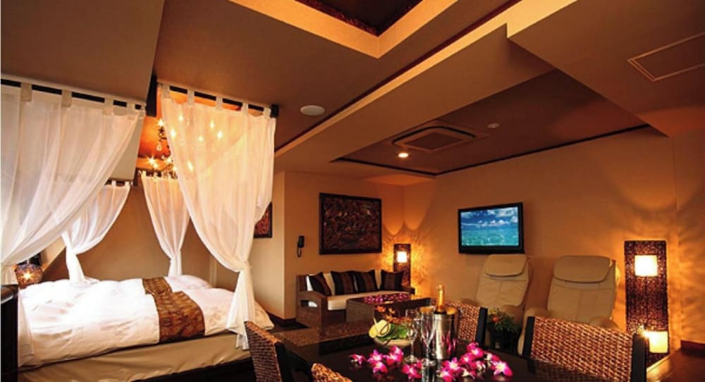 Royal, Canopy, Spa, Suite, 2 King Beds, Bathtub