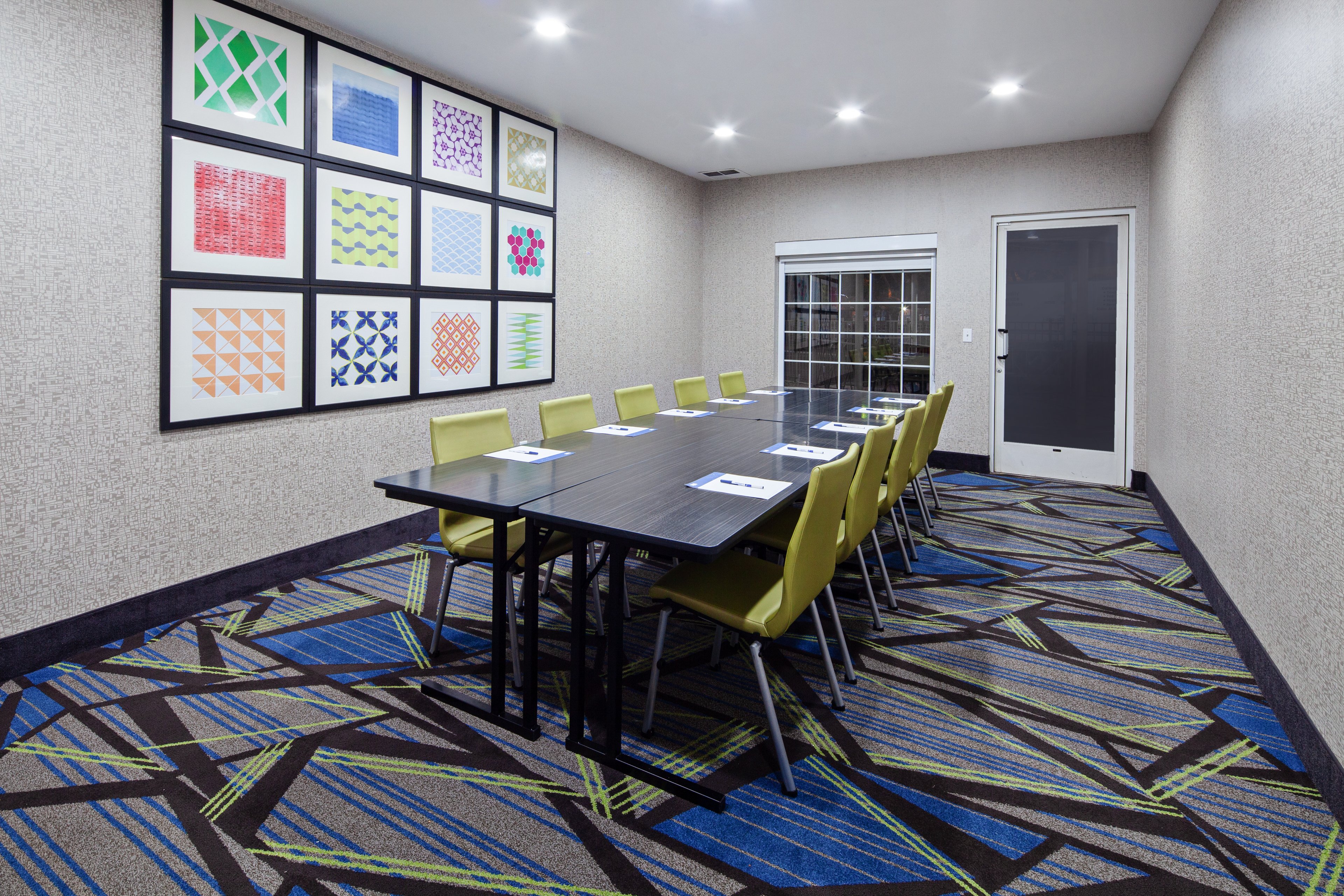 Holiday Inn Express Suites Tular Ex Charter Inn Suites 20/24