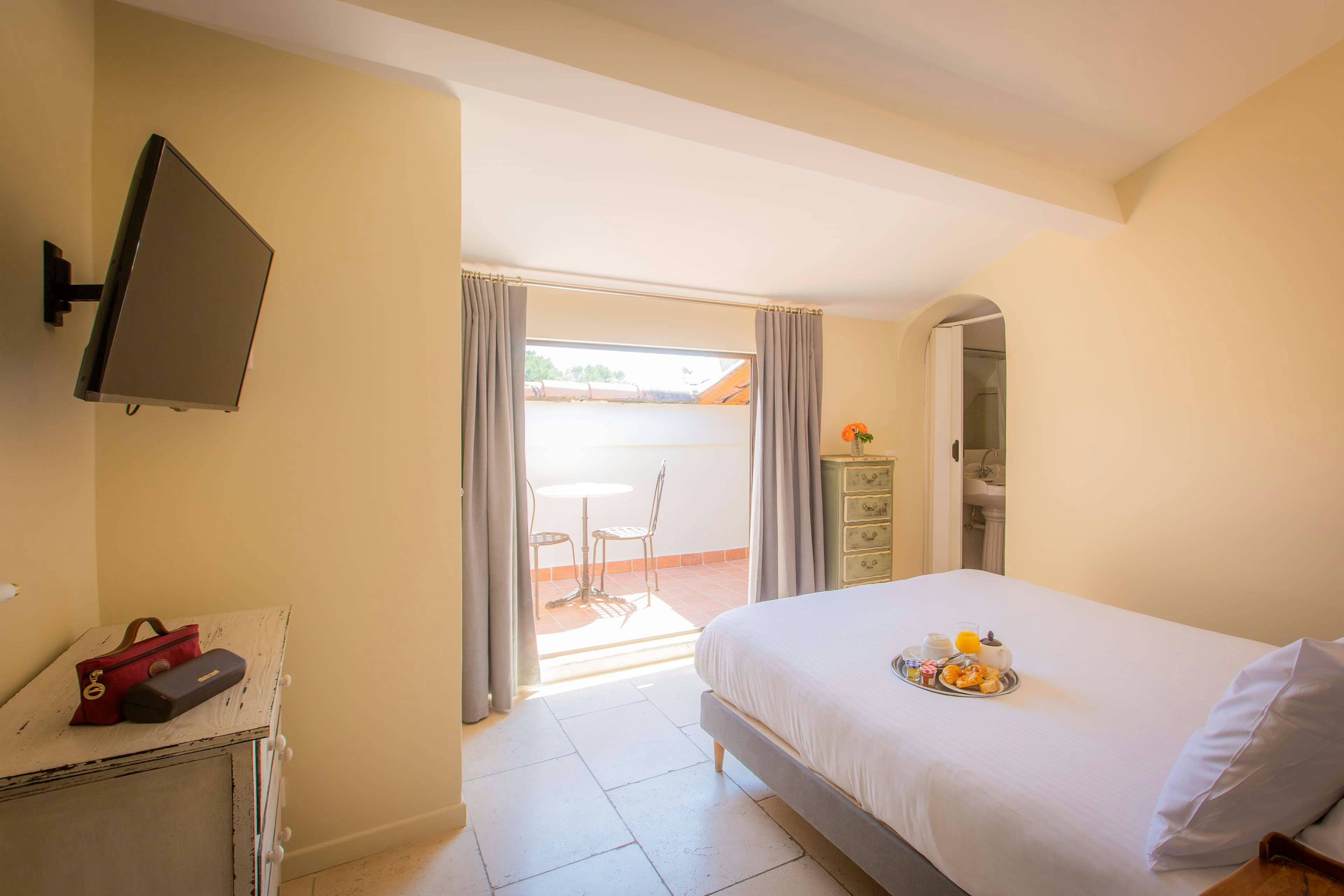 HOTEL LES ARMOIRIES 25/66