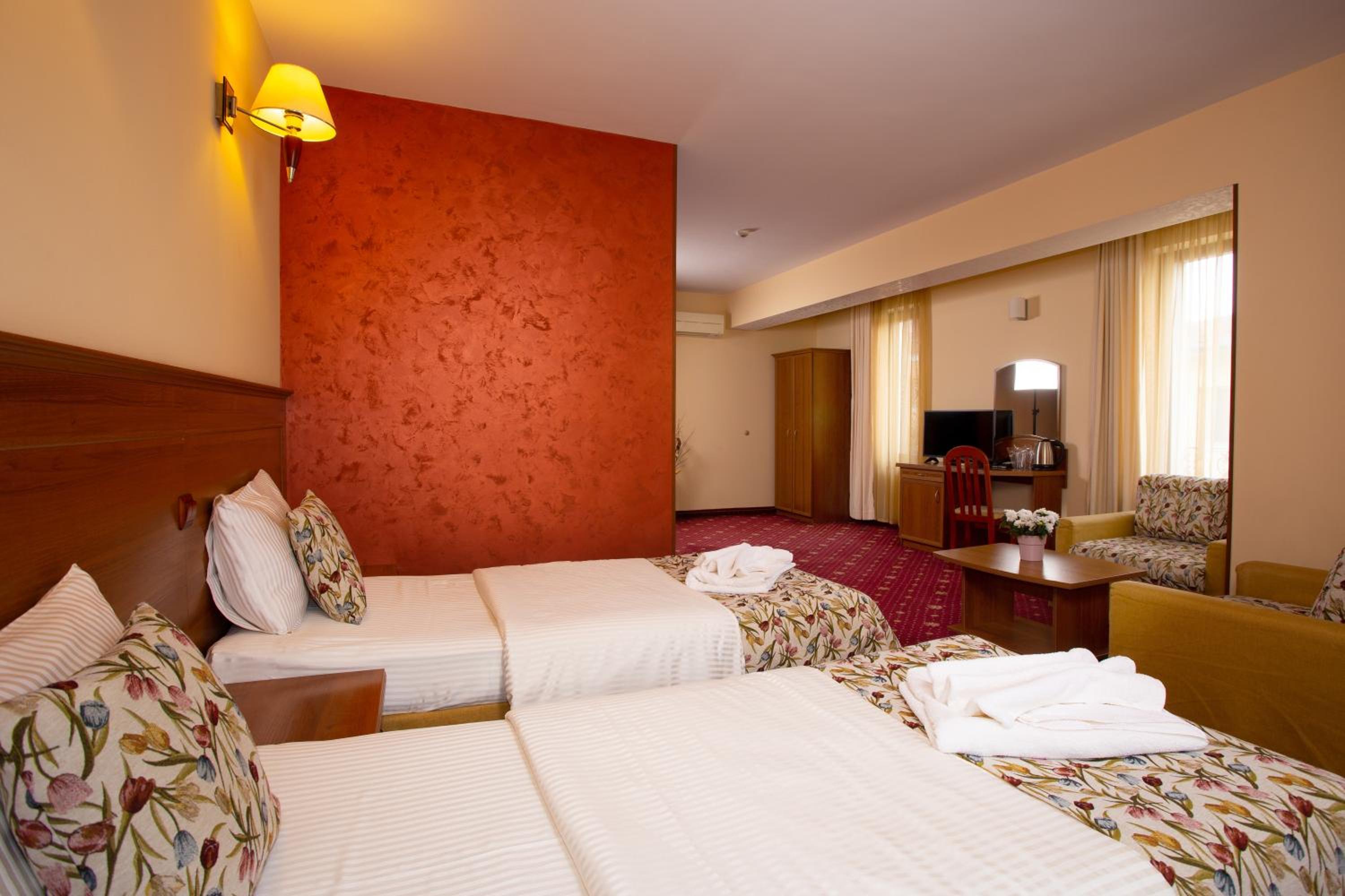 Contessa Hotel 7/45