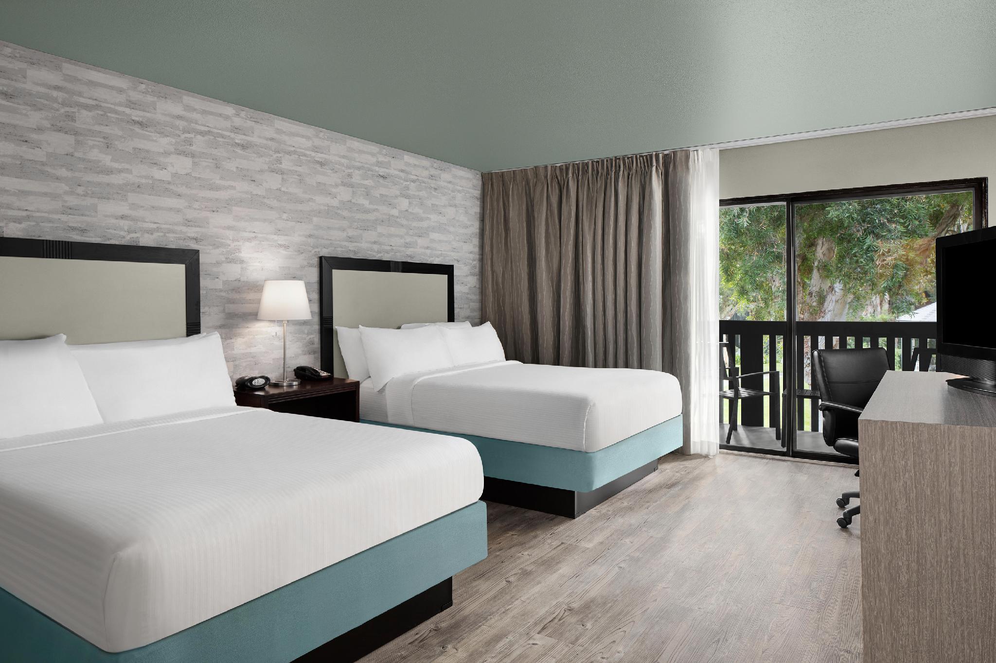 Courtyard, 2 Queen Beds, Balcony