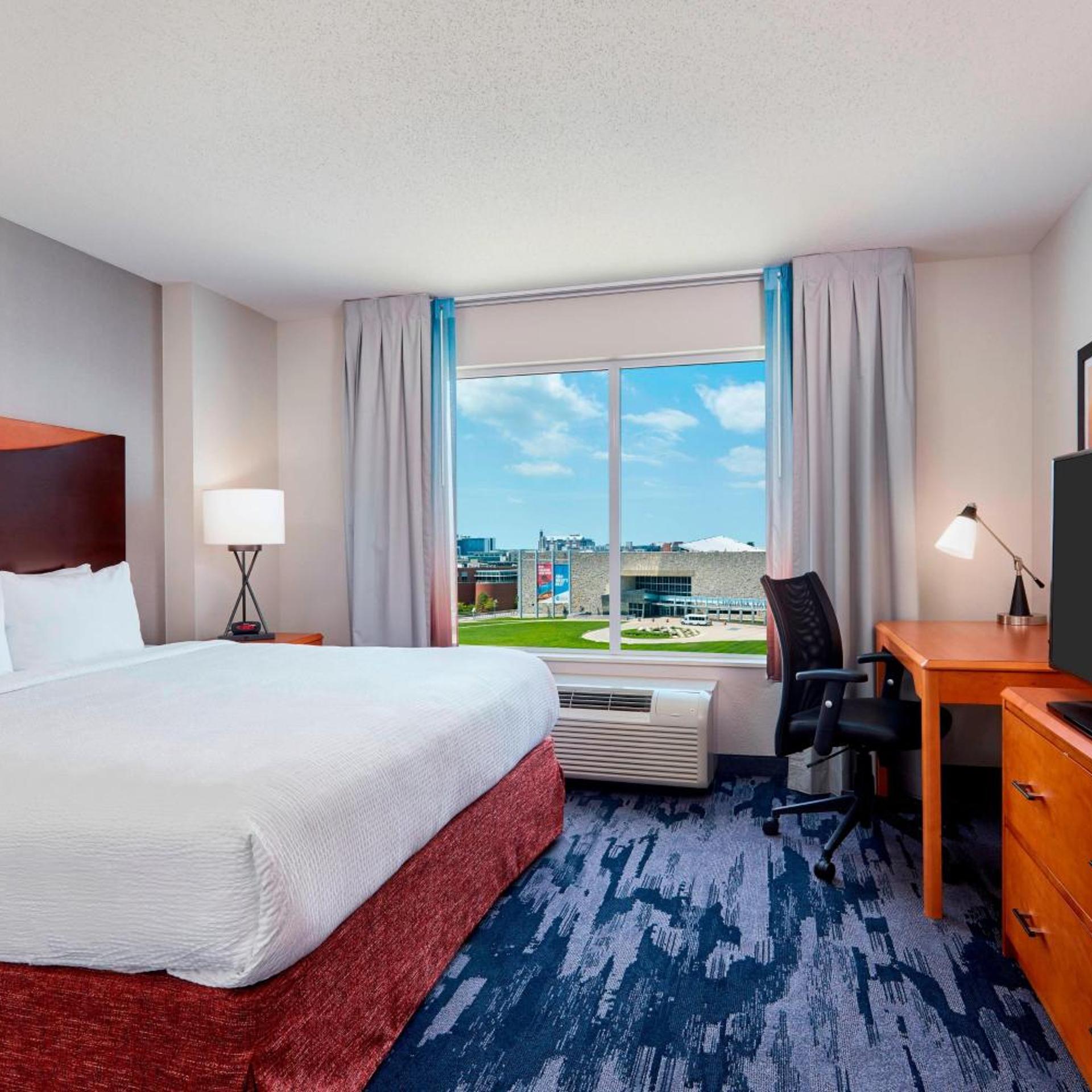 Guest Room, King Bed, Skyline View, Top Floor، Fairfield Inn And Suites Indianapolis Downtown 2/8