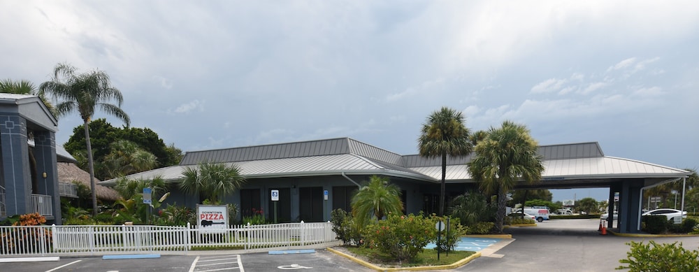 Days Inn by Wyndham Stuart 8/70