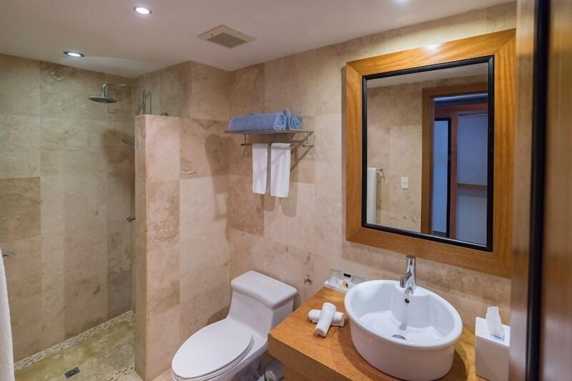 جناح بإطلالة على الجبل بغرفة نوم واحدة بمطبخ صغير، The Bannister Hotel and Yacht Club 6/6