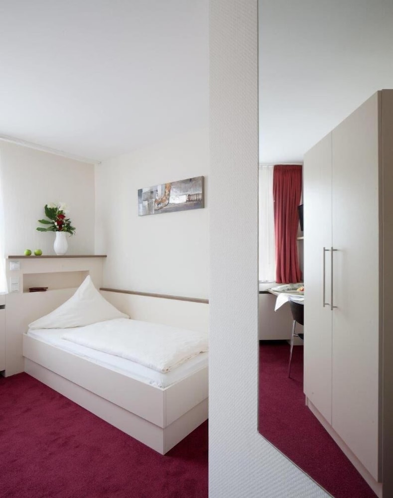 Central Hotel 5/36