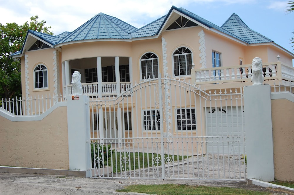 Celebrity Villa Jamaica 1/50