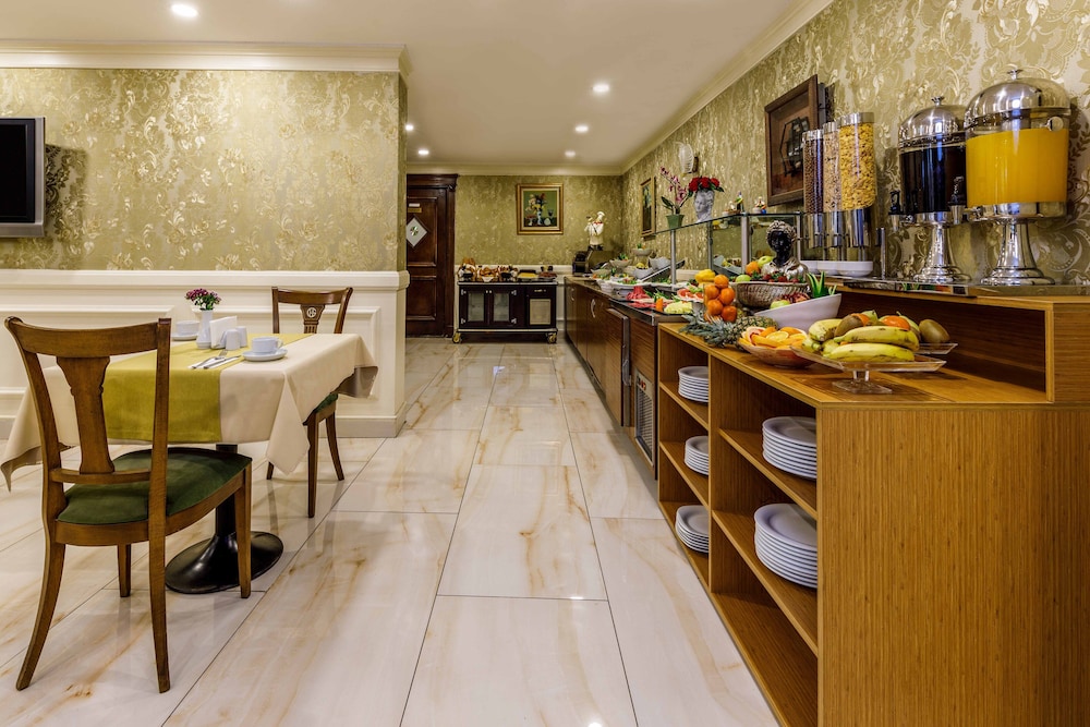 Golden Crown Hotel 59/66