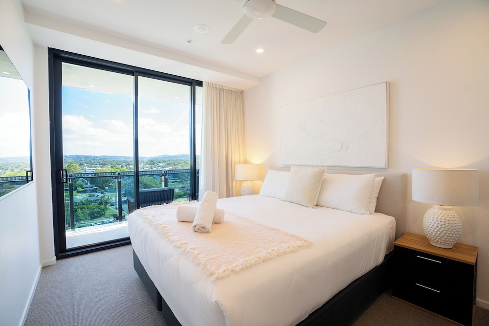 Studio, King Bed, Hinterland View