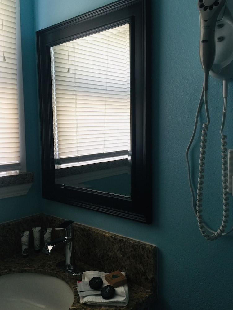DOLPHIN COVE MOTEL 68/69