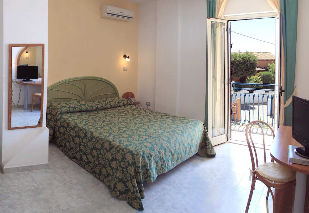 ROOM, DOUBLE OR TWIN BED