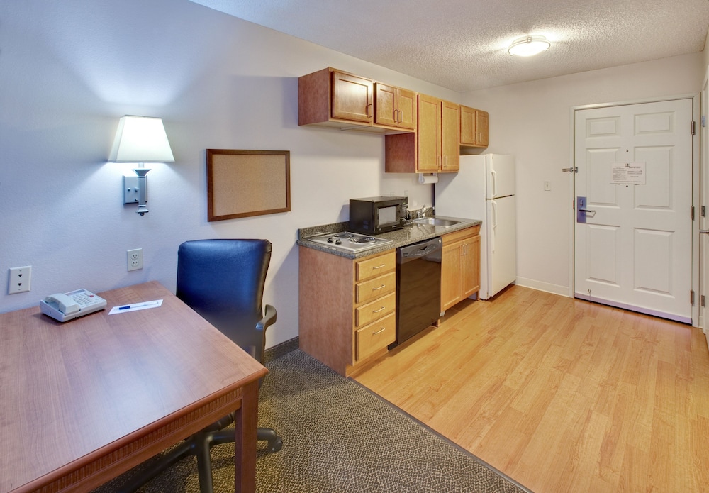CANDLEWOOD SUITES ROCKFORD 30/38