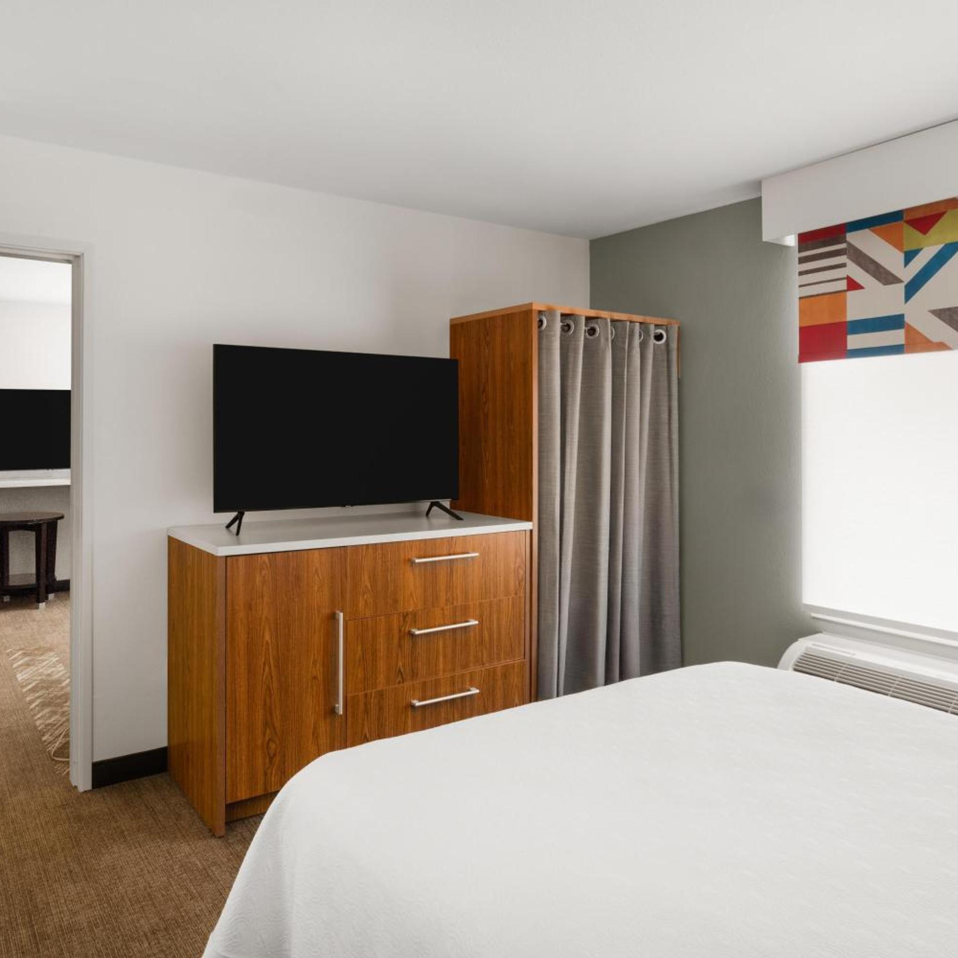 جناح بسرير كوين بغرفة نوم واحدة مع أريكة، Home2 Suites by Hilton Alexandria 4/7